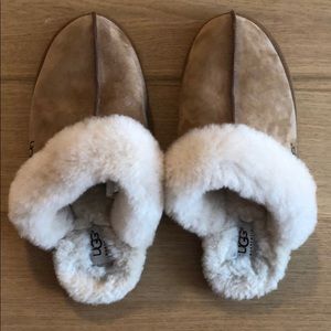UGG slippers size 8 (BRAND NEW)